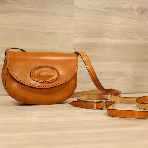 Small crossbody leather purse, with magnetic